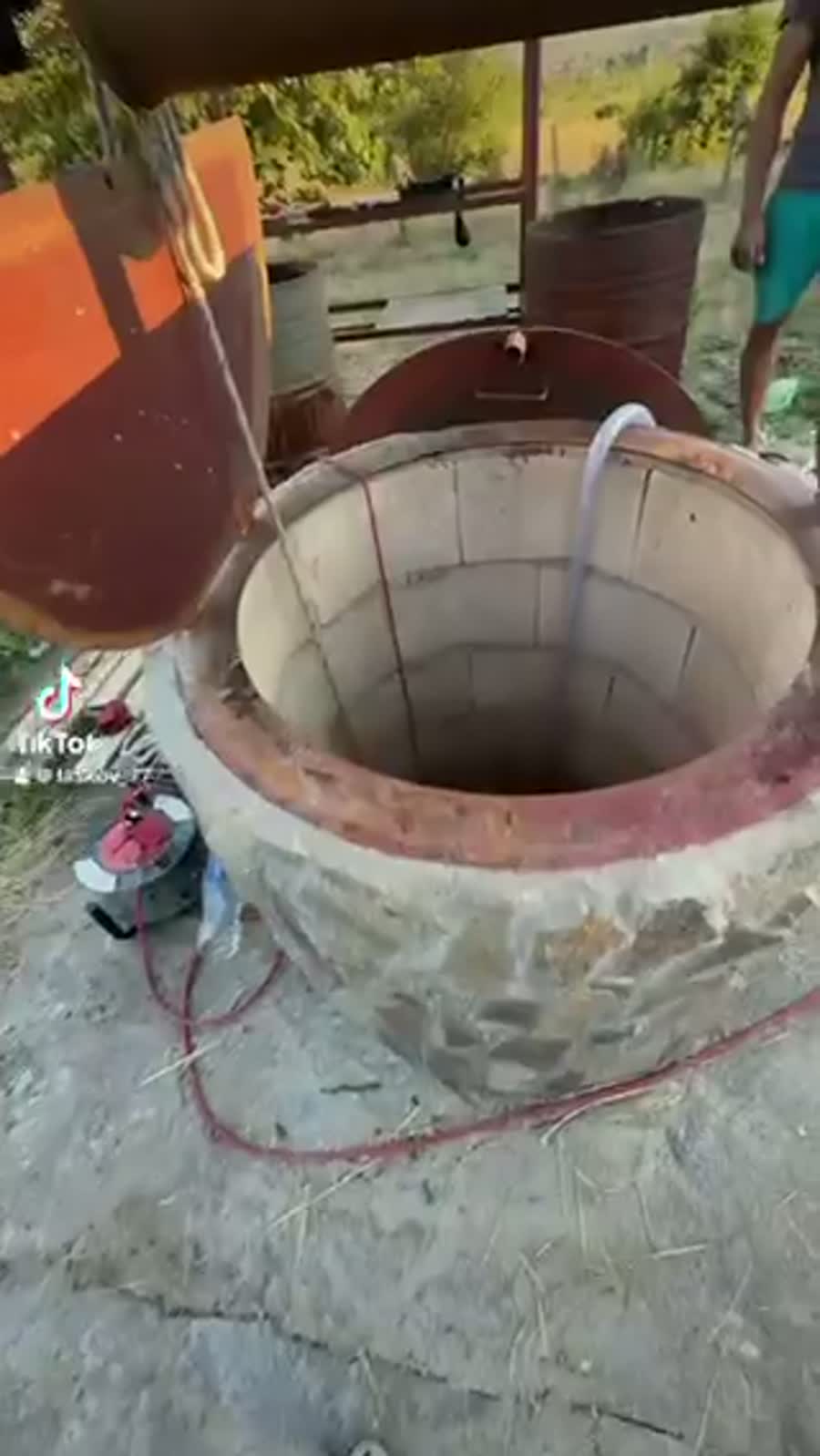 Видео: почистване на кладенец с помпа на място